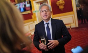 呵呵，黄仁勋赶紧找补：中国还是落后一丢丢啦