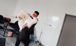 女子和男同事打闹,被夹在腿间倒立抱起,动作熟练明显不是第一次