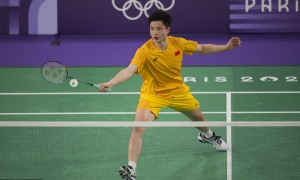 羽毛球男单1/4决赛:石宇奇0-2负泰国选手 中国男单全军覆没