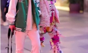 毁三观,重庆一地铁惊现不堪一幕,这位女子的穿着着实不敢恭维