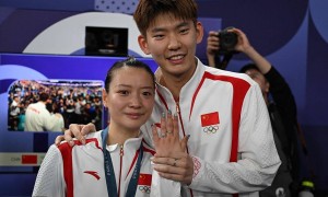 双喜临门!黄雅琼被男友刘雨辰求婚 两人深情相拥