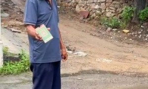 “不交钱就砸车”,游客称在河南一景区被村民索要停车费,当地回应
