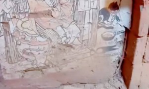 河北平山县一村民家中发现疑似古墓,当地文保部门已赴现场勘查