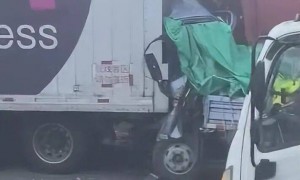 津石高速浓雾中约40辆车连环相撞,部分受损严重,现场出现明火,天津高速:道路封闭,恢复时间待定,交警正现场处理