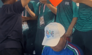 江西大哥带领外国志愿者在奥运赛场大喊“中国队加油”:赛后花200欧请喝咖啡