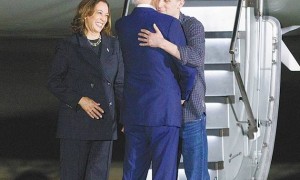 俄美总统亲赴机场迎接获释者,普京:感谢你们对祖国的忠诚